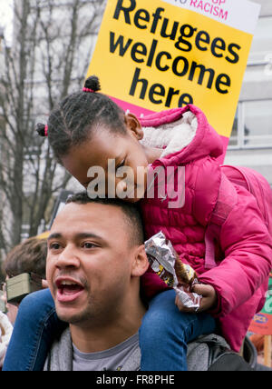 Stehen Sie auf, um Rassismus März Aufnahme Flüchtlinge & protestieren gegen Islamophobie & rassisches Vorurteil London 2016 Stockfoto