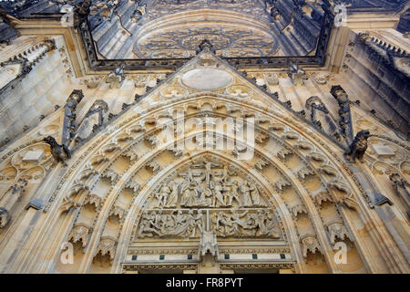 Sankt-Veits-Dom-Portal mit der Entlastung der Kreuzigung, Prag, Tschechische Republik Stockfoto