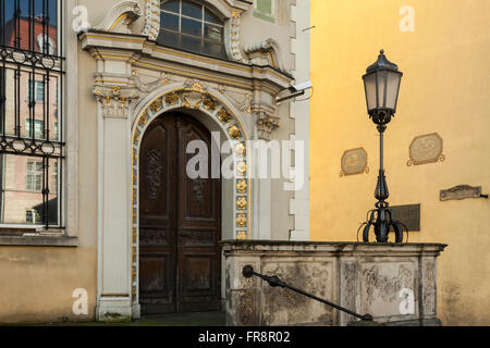 Dekorative Tür in der Altstadt von Gdansk, Polen. Stockfoto