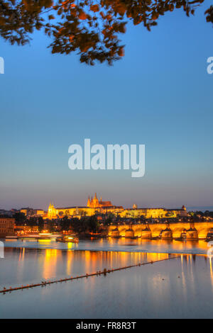Sankt-Veits-Dom bei Sonnenuntergang, Prag, Tschechische Republik Stockfoto
