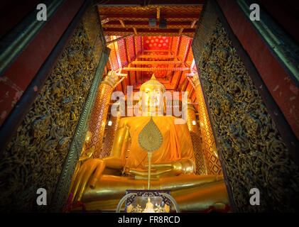 Das Tor offen in das große Gold Buddha-Statue Luang Pho, in genannt Kapelle des Wat Phanan Choeng in Ayutthaya, Thailand. Stockfoto