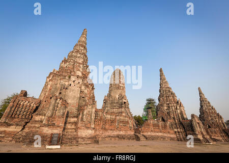 Pagode und Turm im Wat Chai Watthanaram Tempel in Ayutthaya, Thailand. Stockfoto