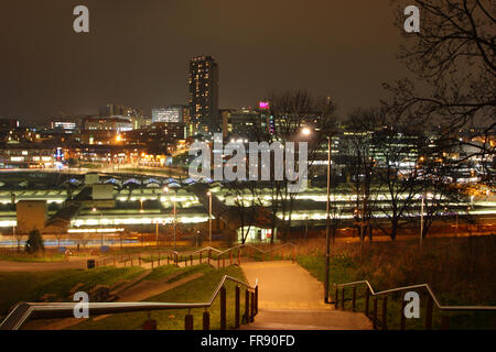 Die Skyline von Sheffield Stadtzentrum gesehen aus South Street Park oberhalb der Stadt Hauptbahnhof, South Yorkshire, England UK Stockfoto