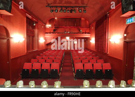 Im Inneren der Laterne Theatre, Sheffield, gesehen von der Bühne auf die Rampe, Stall Sitzgelegenheiten und Balkon - England UK Stockfoto