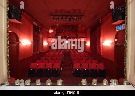 Im Inneren der Laterne Theatre, Sheffield, gesehen von der Bühne auf die Rampe, Stall Sitzgelegenheiten und Balkon - England UK Stockfoto