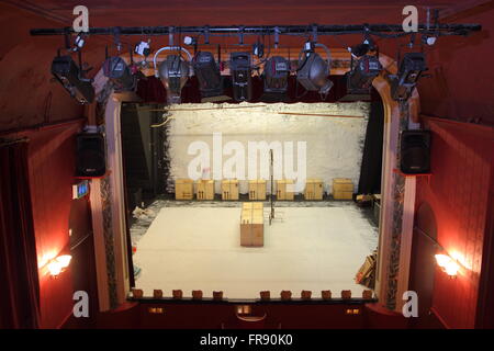 Beleuchtung-Rig und Bühne Requisiten im Inneren der Laterne Theatre, Sheffield, gesehen vom Balkon, Sheffield, South Yorkshire England UK Stockfoto