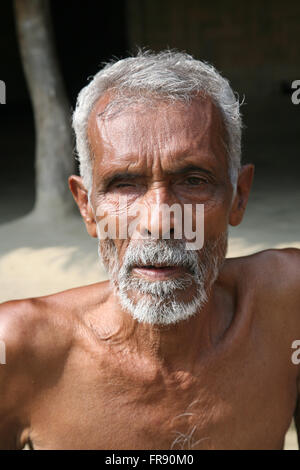 KUMROKHALI, Indien - Januar 17: Portrait eines unbekannten Tagelöhner 17. Januar 2009 in Kumrokhali, Indien. Diese Männer sitzen auf Stockfoto