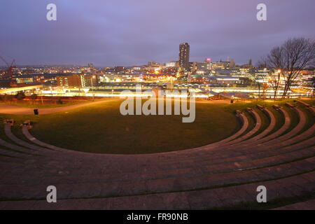 Sheffield Stadtzentrum gesehen vom Amphitheater oberhalb der Stadt Hauptbahnhof, Sheffield, South Yorkshire England Großbritannien Stockfoto