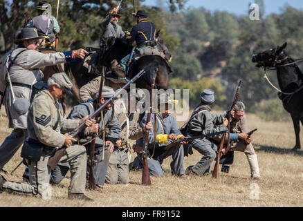 Konföderierte Soldaten im Einsatz bei einer American Civil War Reenactment bei Hawes Farm, Anderson, Kalifornien. Stockfoto