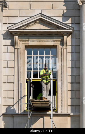 London, England, Vereinigtes Königreich. Arbeiter auf Gerüsten durch ein Regierungsgebäude in Whitehall Stockfoto