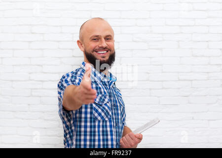 Legerer bärtigen Mann halten Hand Shake Gruß Holding Tablet-Computer Stockfoto