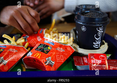 McDonalds Pommes Chipsand McCafe heiß trinken in Mcdonalds Stockfoto