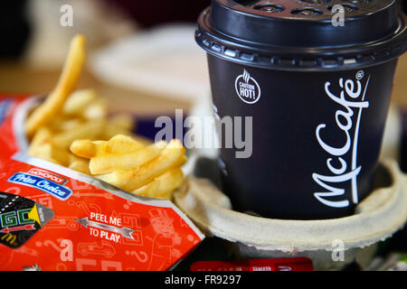 McDonalds Pommes Chipsand McCafe heiß trinken in Mcdonalds Stockfoto
