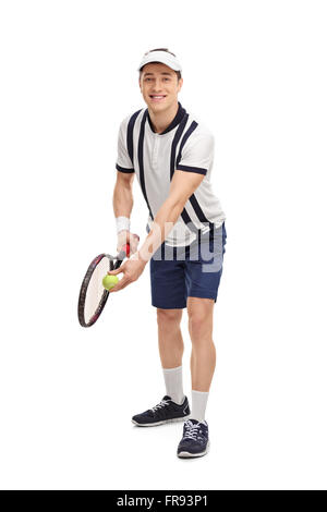 In voller Länge Portrait von eine junge Tennisspieler, die Vorbereitung für ein dienen isoliert auf weißem Hintergrund Stockfoto