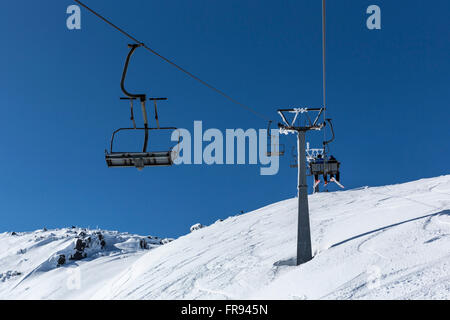 Ein Skilift ist der Transport von Skifahrer und Snowboarder in den Vitosha Berg Top Skipisten mit Schnee bedeckt. Hellen Sonnentag Stockfoto