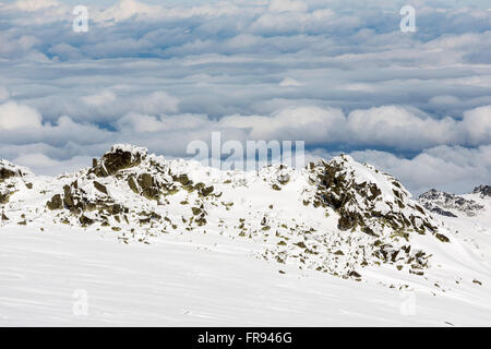 Felsige Virosha-Berg mit Schnee gegen den klaren blauen Himmel an einem bewölkten Tag bedeckt. Stockfoto