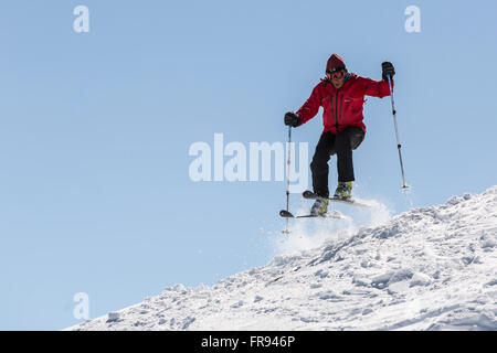 Sofia, Bulgarien - 12. März 2016: Ein Trittbrettfahrer vom Rand des Abhanges springt beim Skifahren auf einem verschneiten felsige Berggipfel. Stockfoto