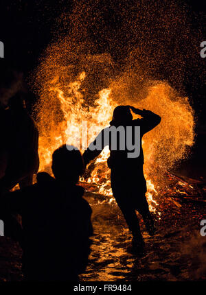 Ein junger Mann beteiligt sich ein Feuerritual während einer Feier des Sirni Zagovezni. Es wird vermutet, dass böse Geister cha Stockfoto