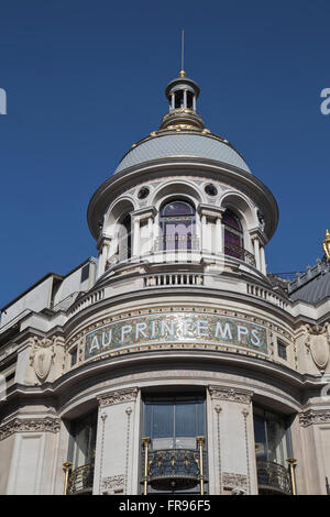 Außenseite des Kaufhaus Au Printemps in Paris Frankreich im Winter Stockfoto