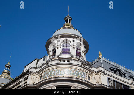 Außenseite des Kaufhaus Au Printemps in Paris Frankreich im Winter Stockfoto