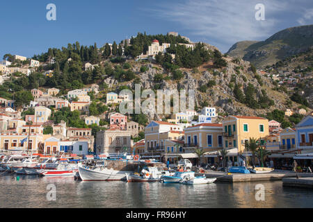 Gialos, Symi, südliche Ägäis, Griechenland. Blick über die farbenfrohen Hafen. Stockfoto