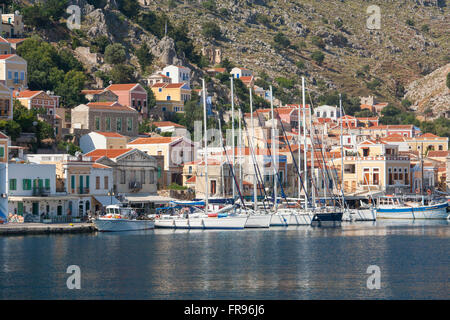 Gialos, Symi, südliche Ägäis, Griechenland. Blick über die farbenfrohen Hafen. Stockfoto