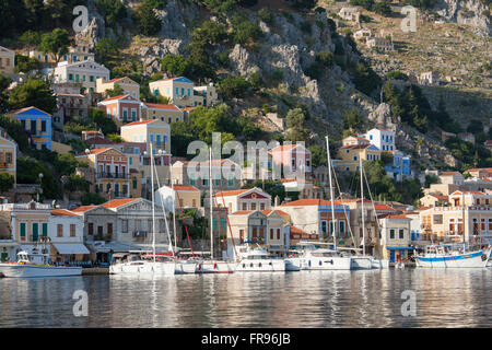 Gialos, Symi, südliche Ägäis, Griechenland. Blick über die farbenfrohen Hafen. Stockfoto