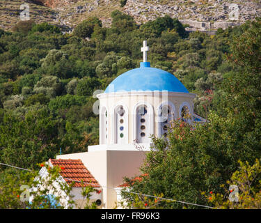 Pedi, Symi, südliche Ägäis, Griechenland. Typischen blau-gewölbte Kirche unter bewaldeten Hügel. Stockfoto