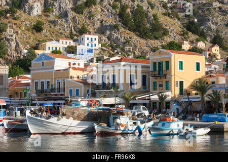 Gialos, Symi, südliche Ägäis, Griechenland. Blick über die farbenfrohen Hafen. Stockfoto