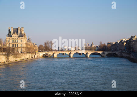 Brücke über den Fluss Seine in Paris Frankreich im Winter Stockfoto