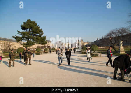 Entspannung in der Jardin des Tuileries in Paris im Winter unter den Blicken der französischen Soldaten Parisern Stockfoto