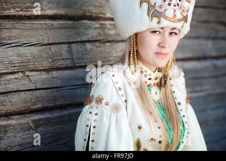 Porträt einer jungen Frau in traditioneller Kleidung. Stockfoto