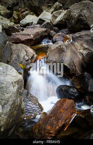 Wasser strömten über Felsen am Yosemite Falls im Yosemite National Park. Stockfoto