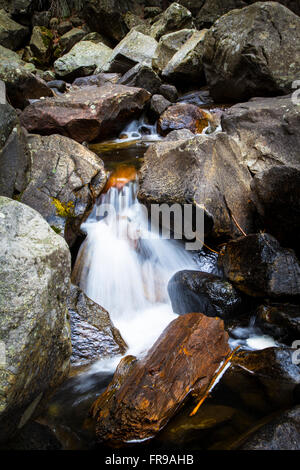 Wasser strömten über Felsen am Yosemite Falls im Yosemite National Park. Stockfoto