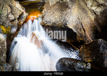 Wasser strömten über Felsen am Yosemite Falls im Yosemite National Park. Stockfoto