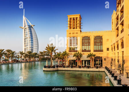 Blick auf Burj Al Arab Hotel Madinat Jumeirah-Hotel in Dubai, Vereinigte Arabische Emirate, Naher Osten Stockfoto