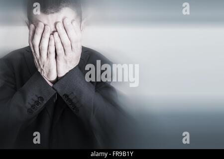 Deprimiert Kaukasischen Männchen im eleganten schwarzen Anzug. Depression der Geschäftsmann. Stockfoto