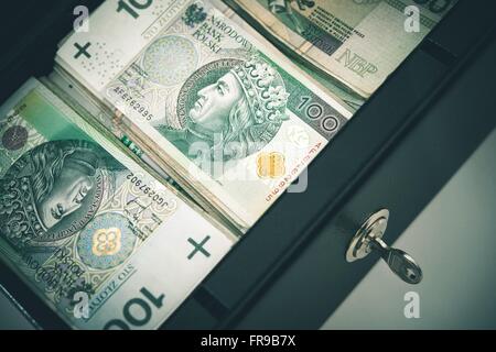 Polnischer Zloty bares Geld in die Kasse sicher. Polen 100 Zloty Banknoten. Stockfoto