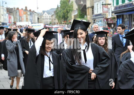 Oxford College-Studenten tragen traditionelle "Sub Fusc' Kleidung für ihren Abschluss im Sheldonian Theatre Stockfoto