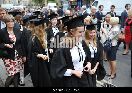 Oxford College StudentInnen tragen traditionelle "Sub Fusc' Kleidung für ihren Abschluss im Sheldonian Theatre Stockfoto