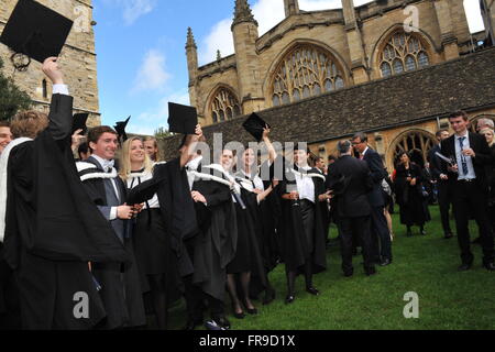 Absolventinnen und Absolventen am New College in Oxford feiern ihren Abschluss durch das werfen ihre Mörtel-Boards in der Luft Stockfoto