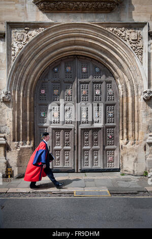 Oxford-Absolvent trägt DPhil zeremonielle Kleid zu Fuß vorbei an der Bodleian Library in Oxford nach der Zeremonie Sitta Stockfoto