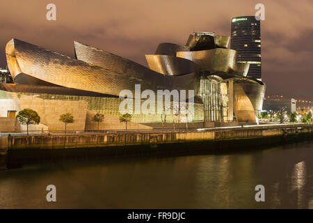 Das Guggenheim-Museum und der Iberdrola Tower in Bilbao, Spanien. Stockfoto