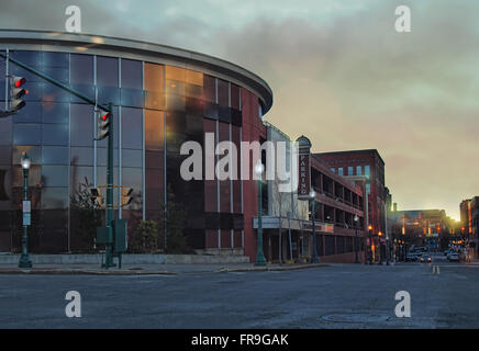 Clinton Street in Syracuse, New York, bei Sonnenuntergang, März 2016 Stockfoto