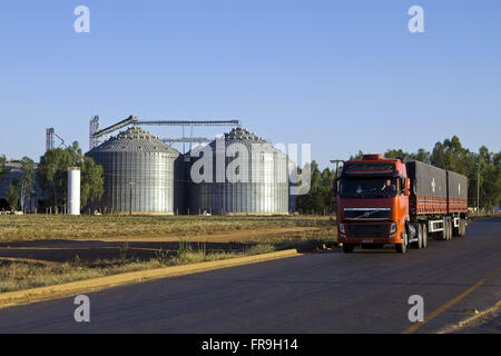 LKW-Verladung und Lagerung Behälter von Mais und Soja für den Export im Hintergrund Stockfoto