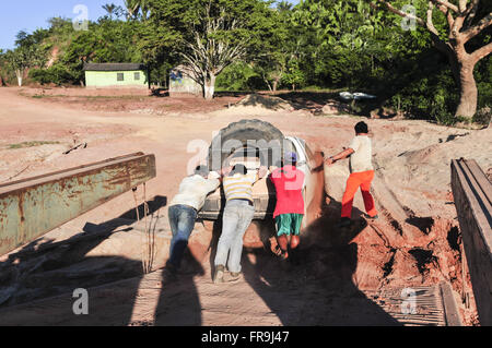 Männer schieben Schmiere stecken Fahrzeug am Ufer des Rio Terra der Anlegestelle der Fähre Stockfoto