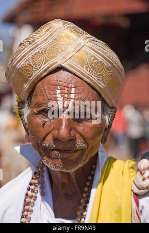 Asien, Indien, Karnataka, Mysore, Chamundi Hill, Chamundeswari Tempel, Porträt eines indischen Mannes Stockfoto