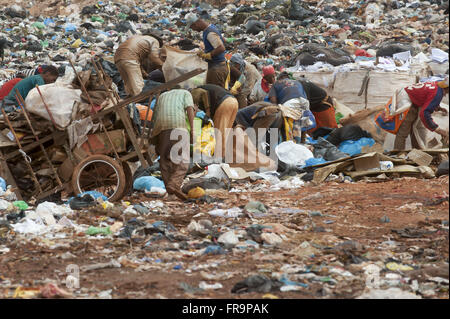 Plünderer auf der Müllkippe der strukturellen Stadt Brasilia Stockfoto