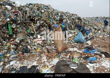 Plünderer auf der Müllkippe der strukturellen Stadt Brasilia Stockfoto