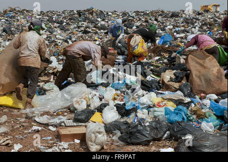 Plünderer auf der Müllkippe der strukturellen Stadt Brasilia Stockfoto